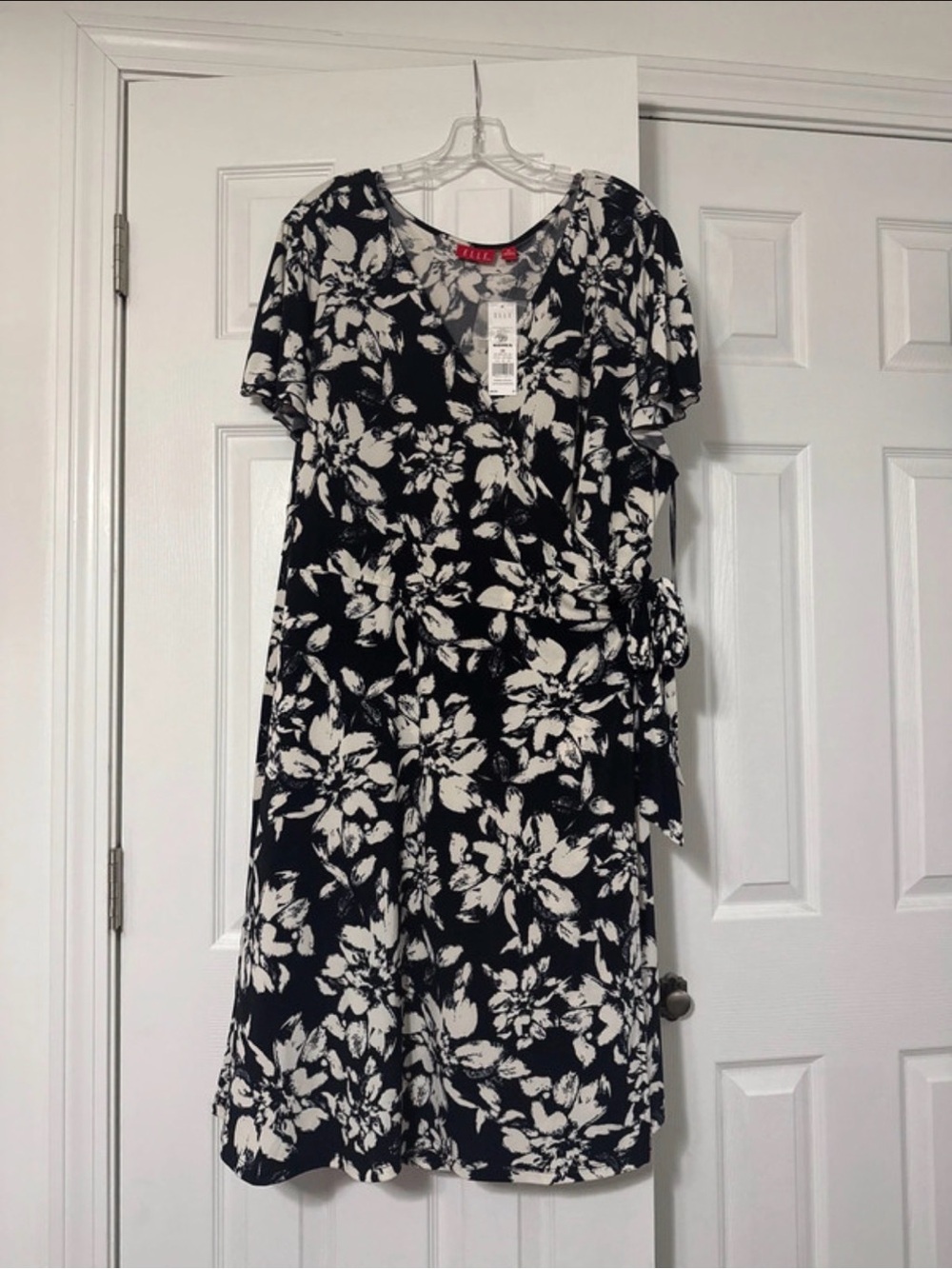Elle black and white floral wrap dress. Size US 3X.